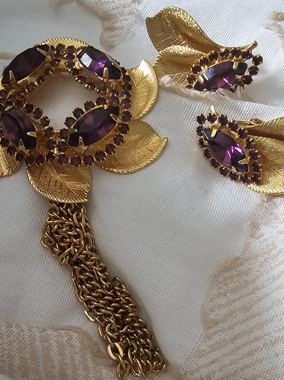 1970's  Unsigned Gold-Tone Leaf Tassel Pendant & Clip Earrings Set Purple Stones